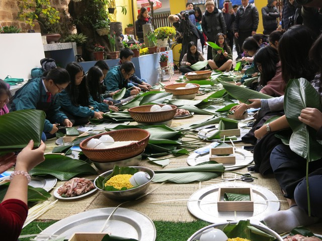 Hội chợ Tết từ thiện tại trường THCS, THPT Nguyễn Tất Thành - Ảnh 12.