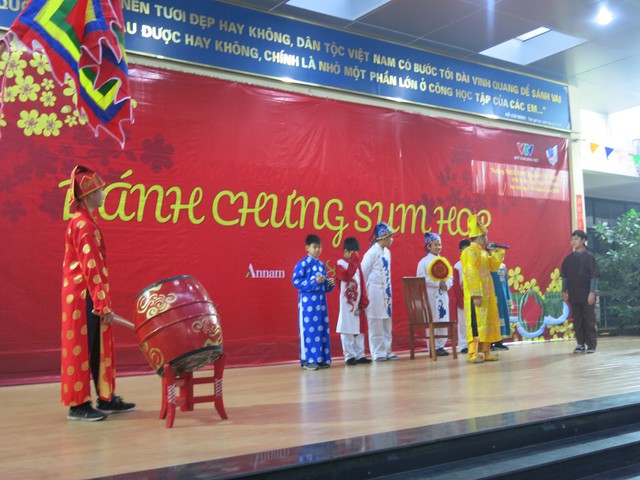 Hội chợ Tết từ thiện tại trường THCS, THPT Nguyễn Tất Thành - Ảnh 2.