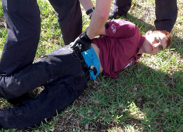 Toàn cảnh vụ xả súng kinh hoàng ở một trường cấp 3 tại Florida, Mỹ - Ảnh 1.