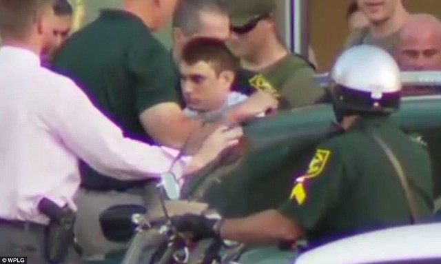 Toàn cảnh vụ xả súng kinh hoàng ở một trường cấp 3 tại Florida, Mỹ - Ảnh 2.