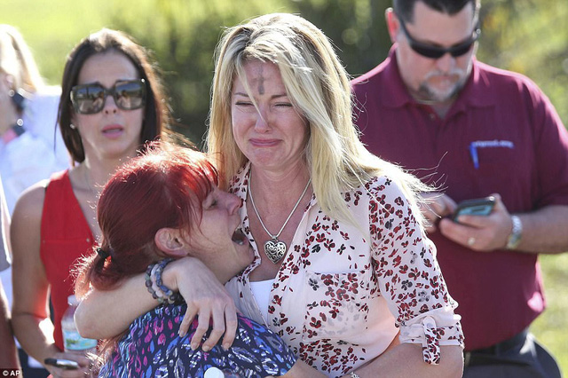 Toàn cảnh vụ xả súng kinh hoàng ở một trường cấp 3 tại Florida, Mỹ - Ảnh 12.
