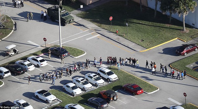 Toàn cảnh vụ xả súng kinh hoàng ở một trường cấp 3 tại Florida, Mỹ - Ảnh 6.