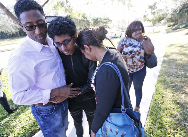 Toàn cảnh vụ xả súng kinh hoàng ở một trường cấp 3 tại Florida, Mỹ - Ảnh 14.