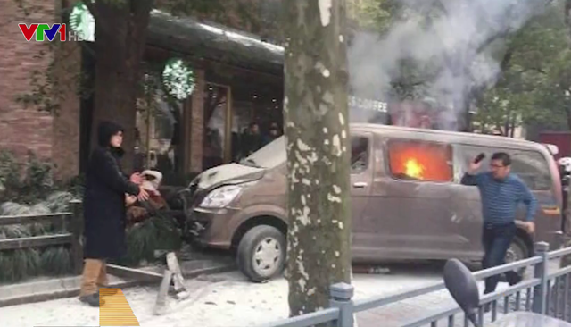 Xe ô tô lao vào người đi bộ ở Thượng Hải, 18 người bị thương - Ảnh 1.