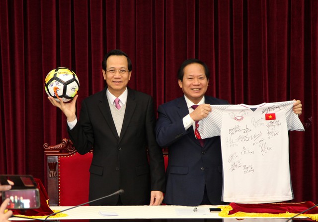  Đấu giá quả bóng và chiếc áo đấu đội tuyển U23 tặng Thủ tướng - Ảnh 1.