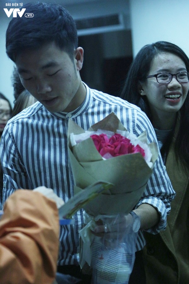 Xuân Trường nhận hoa hồng, trà sữa, cười tít mắt trong vòng vây của fan - Ảnh 6.