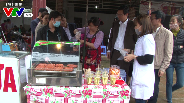 Hà Nội: Kiểm tra an toàn thực phẩm tại lễ hội Đền Sóc - Ảnh 1.