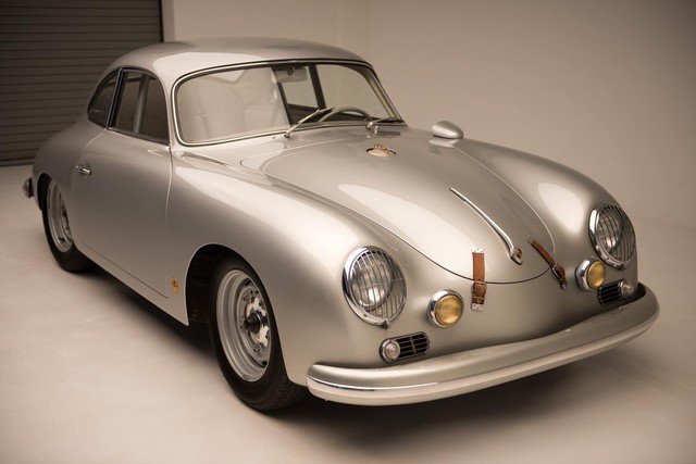 Trình diễn kỉ niệm 70 năm ra mắt xe Porsche ở Los Angeles, Mỹ - Ảnh 3.