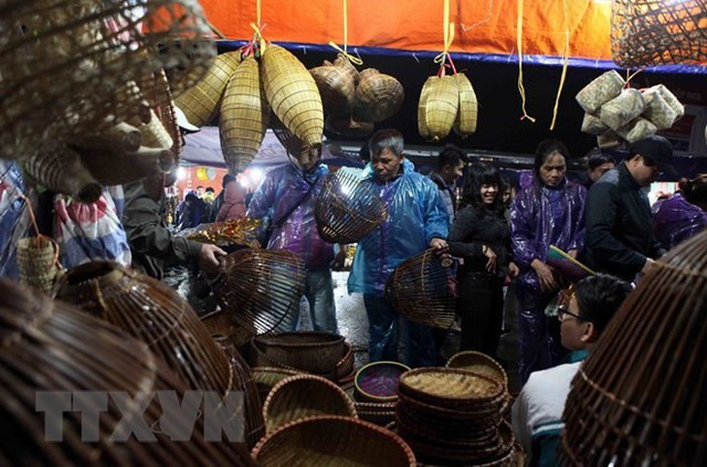 Bất chấp trời mưa rét, hội chợ Viềng Nam Định vẫn tấp nập - Ảnh 13.