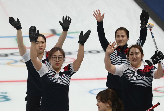 Olympic PyeongChang 2018: Những khoảnh khắc ấn tượng trong ngày thi đấu thứ 14 - Ảnh 5.