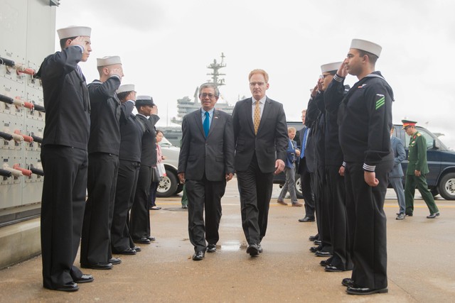 Đại sứ Việt Nam tại Hoa Kỳ thăm tàu sân bay USS George H.W. Bush - Ảnh 1.