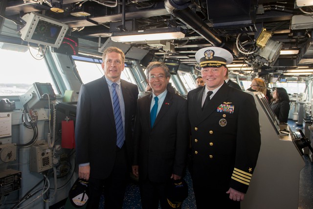 Đại sứ Việt Nam tại Hoa Kỳ thăm tàu sân bay USS George H.W. Bush - Ảnh 4.