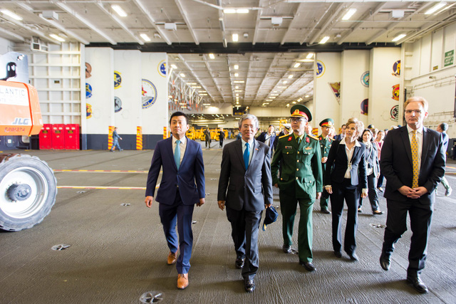 Đại sứ Việt Nam tại Hoa Kỳ thăm tàu sân bay USS George H.W. Bush - Ảnh 2.