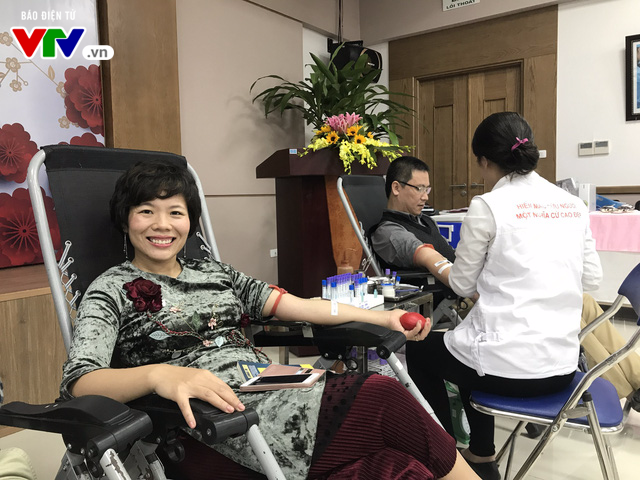Ngày Thầy thuốc Việt Nam: nhiều bác sĩ hiến máu cứu người - Ảnh 2.