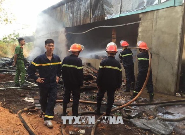 Cháy xưởng gỗ tại Bình Phước, ước thiệt hại khoảng 800 triệu đồng - Ảnh 1.