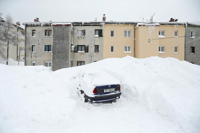 Chùm ảnh: Châu Âu lại chìm trong giá rét và bão tuyết bất thường - Ảnh 6.