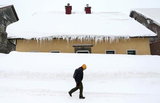 Chùm ảnh: Châu Âu lại chìm trong giá rét và bão tuyết bất thường - Ảnh 8.