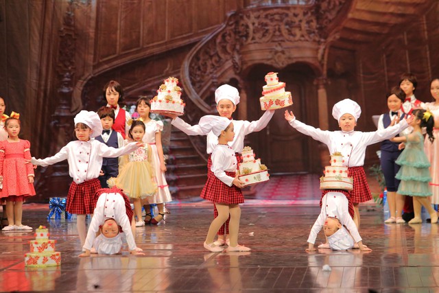 Khán giả Thủ đô ấn tượng bởi màn vũ kịch của 100 diễn viên nhí - Ảnh 1.