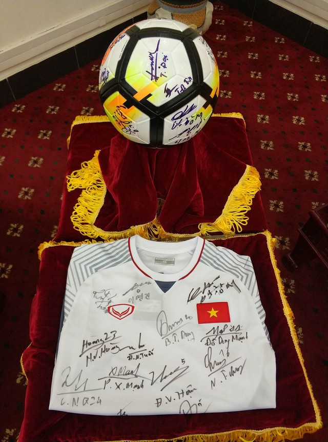 Bắt đầu đấu giá quả bóng và chiếc áo ĐT U23 Việt Nam tặng Thủ tướng - Ảnh 1.