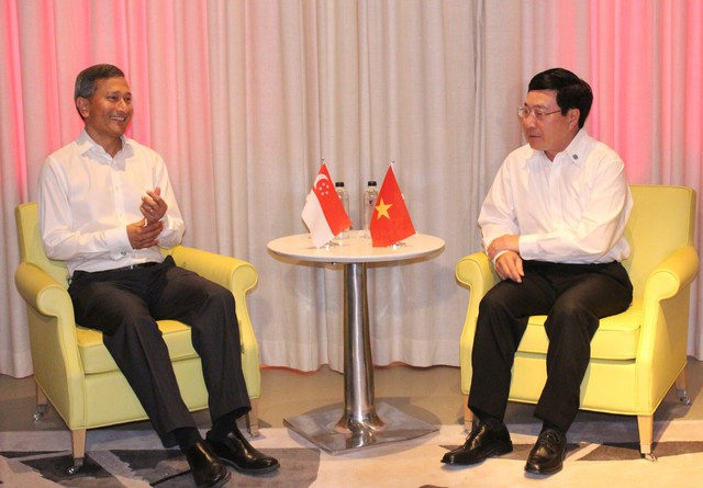 PTTg Phạm Bình Minh gặp song phương Bộ trưởng Bộ Ngoại giao Singapore và Malaysia - Ảnh 1.