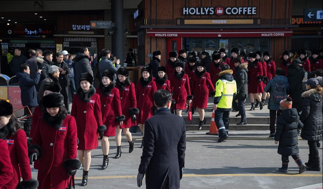 Hơn 300 nữ cổ động viên xinh đẹp Triều Tiên đến Hàn Quốc - Ảnh 1.