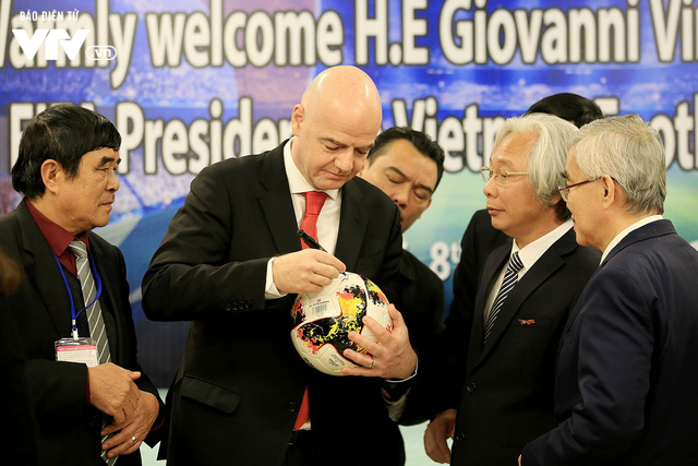 Chủ tịch FIFA Gianni Infantino trổ tài tâng bóng trên sân cỏ Việt - Ảnh 1.