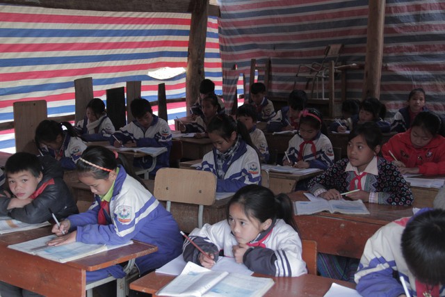 Trao tặng 350 áo ấm đến các em học sinh dân tộc tỉnh Lai Châu - Ảnh 4.