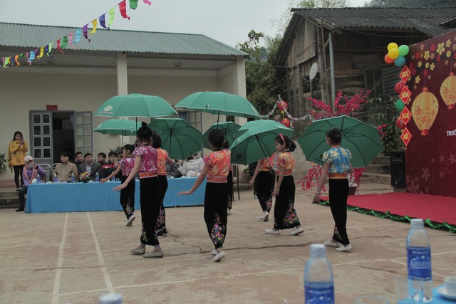 Trao tặng 350 áo ấm đến các em học sinh dân tộc tỉnh Lai Châu - Ảnh 12.