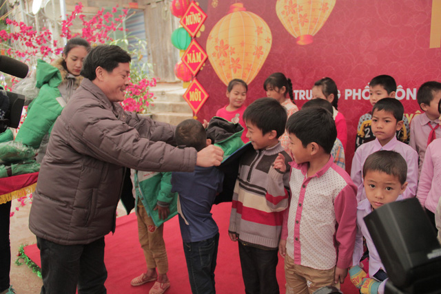 Trao tặng 350 áo ấm đến các em học sinh dân tộc tỉnh Lai Châu - Ảnh 5.