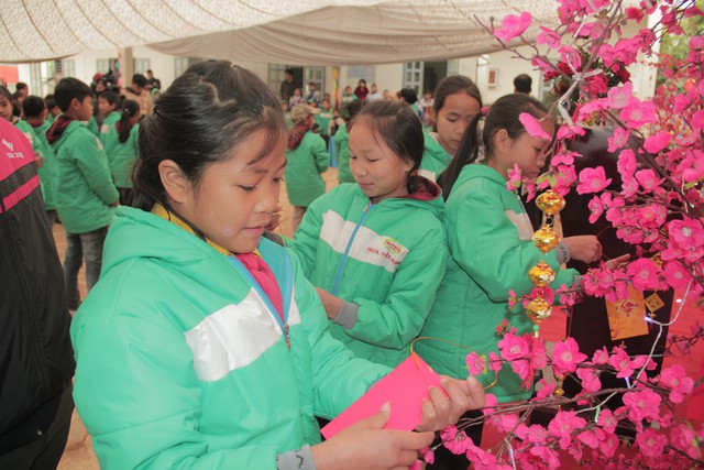 Trao tặng 350 áo ấm đến các em học sinh dân tộc tỉnh Lai Châu - Ảnh 13.