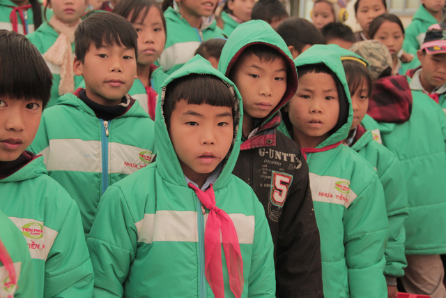 Trao tặng 350 áo ấm đến các em học sinh dân tộc tỉnh Lai Châu - Ảnh 10.
