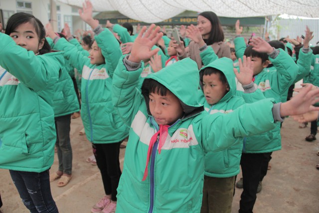 Trao tặng 350 áo ấm đến các em học sinh dân tộc tỉnh Lai Châu - Ảnh 7.
