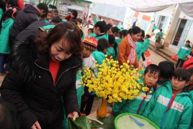 Trao tặng 350 áo ấm đến các em học sinh dân tộc tỉnh Lai Châu - Ảnh 16.