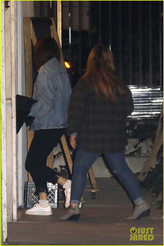 Selena Gomez và Justin Bieber đi nhà thờ vào buổi tối - Ảnh 2.