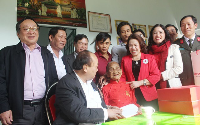 Thủ tướng thăm hỏi, tặng quà Tết cho đồng bào dân tộc thiểu số tỉnh Đắk Nông - Ảnh 1.