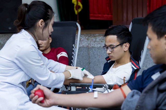 Hàng trăm người tham gia hiến máu, giúp tăng dự trự nhóm máu O đang bị thiếu - Ảnh 4.