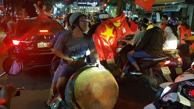 Rừng cờ hoa trên đường phố mừng kỳ tích của U23 Việt Nam - Ảnh 2.