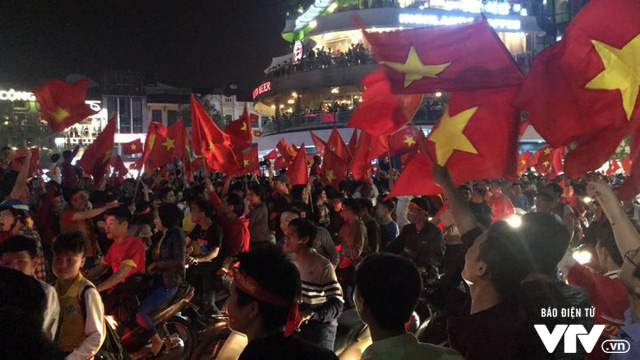 Cổ động viên cả nước vỡ òa niềm vui chiến thắng của U23 Việt Nam - Ảnh 6.