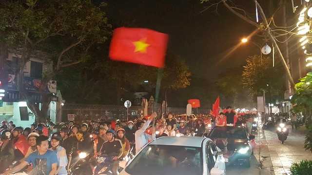 Rừng cờ hoa trên đường phố mừng kỳ tích của U23 Việt Nam - Ảnh 1.