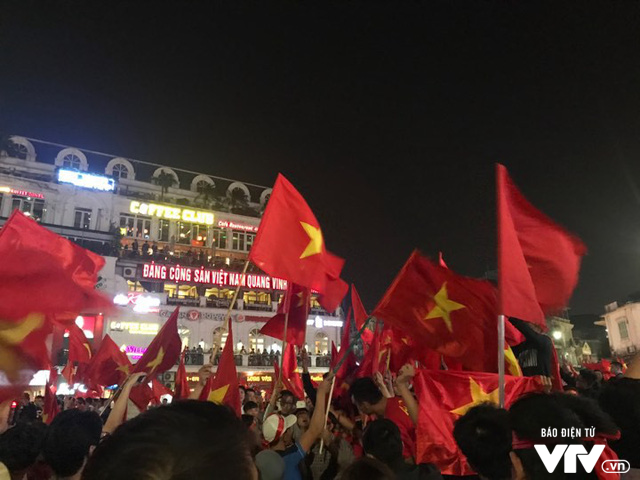 Cổ động viên cả nước vỡ òa niềm vui chiến thắng của U23 Việt Nam - Ảnh 1.