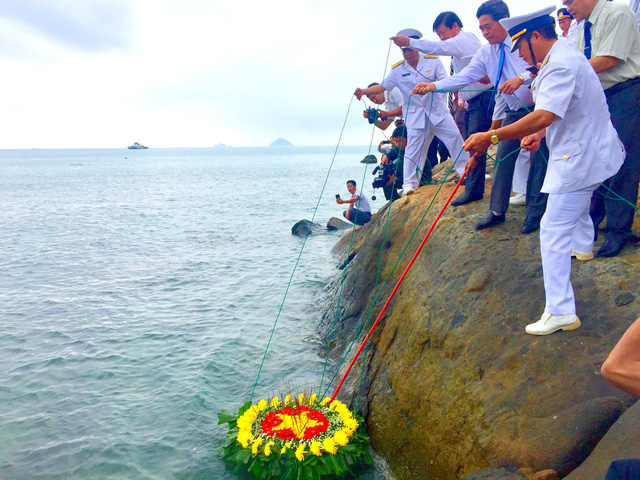 Lễ kỷ niệm, dâng hương, thả hoa tưởng nhớ các chiến sĩ trên những con tàu không số ​ - Ảnh 1.