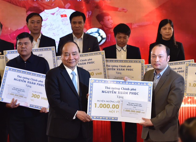 Thủ tướng trao 20 tỷ đồng từ đấu giá bóng, áo của đội U23 cho huyện nghèo - Ảnh 1.