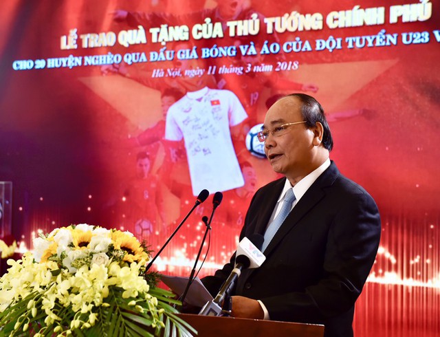 Tiền đấu giá áo và bóng ĐT U23 Việt Nam được trao cho 20 huyện nghèo - Ảnh 1.