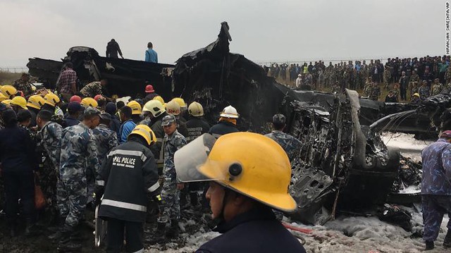 Hiện trường vụ máy bay rơi làm ít nhất 50 người đã thiệt mạng ở Nepal - Ảnh 4.