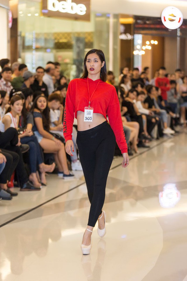 Dàn chân dài càn quét buổi casting người mẫu cho Tuần lễ thời trang quốc tế Việt Nam Xuân - Hè 2018 - Ảnh 13.
