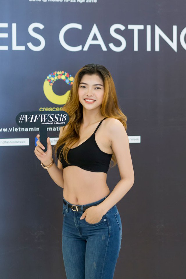 Dàn chân dài càn quét buổi casting người mẫu cho Tuần lễ thời trang quốc tế Việt Nam Xuân - Hè 2018 - Ảnh 18.
