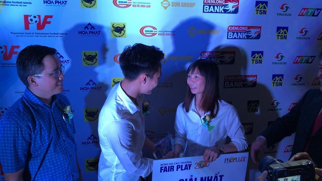Hành động đẹp của Văn Toàn tại Gala trao giải Fair-Play 2017 - Ảnh 1.