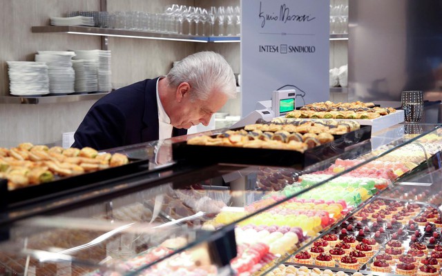 Italy: Mở tiệm bánh trong ngân hàng để thu hút khách - Ảnh 1.