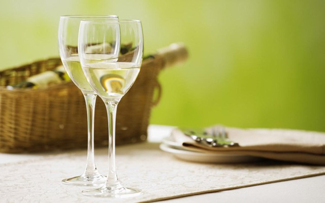 Rượu vang trắng có lợi cho sức khỏe nhưng ít người biết - Ảnh 2.