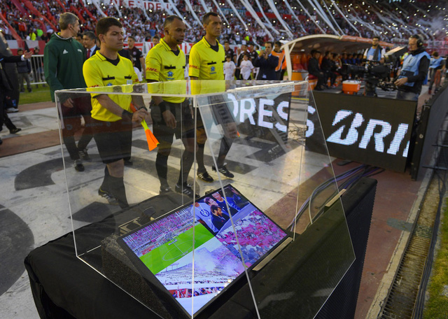 FIFA chính thức thông qua sử dụng công nghệ VAR tại World Cup 2018 - Ảnh 2.